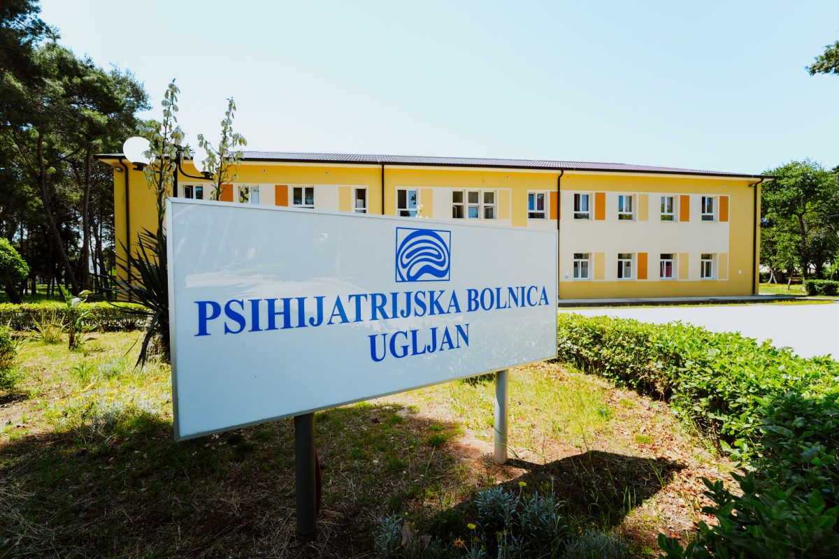 Ulazni znak i zgrada Psihijatrijske bolnice Ugljan